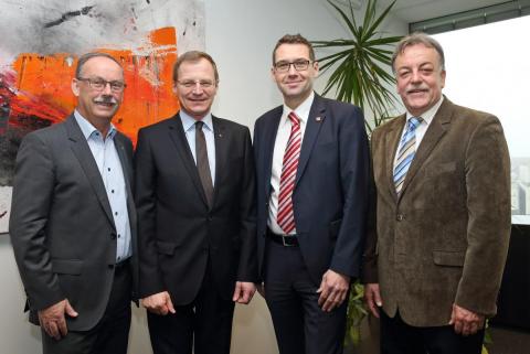v.li.n.re.: Bürgermeister Gerald Hackl, LH-Stv. Thomas Stelzer, NR Ing. Markus Vogl, Dr. Gerald Reisinger. (Quelle: Land OÖ/Schauer) v.li.n.re.: Bürgermeister Gerald Hackl, LH-Stv. Thomas Stelzer, NR Ing. Markus Vogl, Dr. Gerald Reisinger. (Quelle: Land OÖ/Schauer)